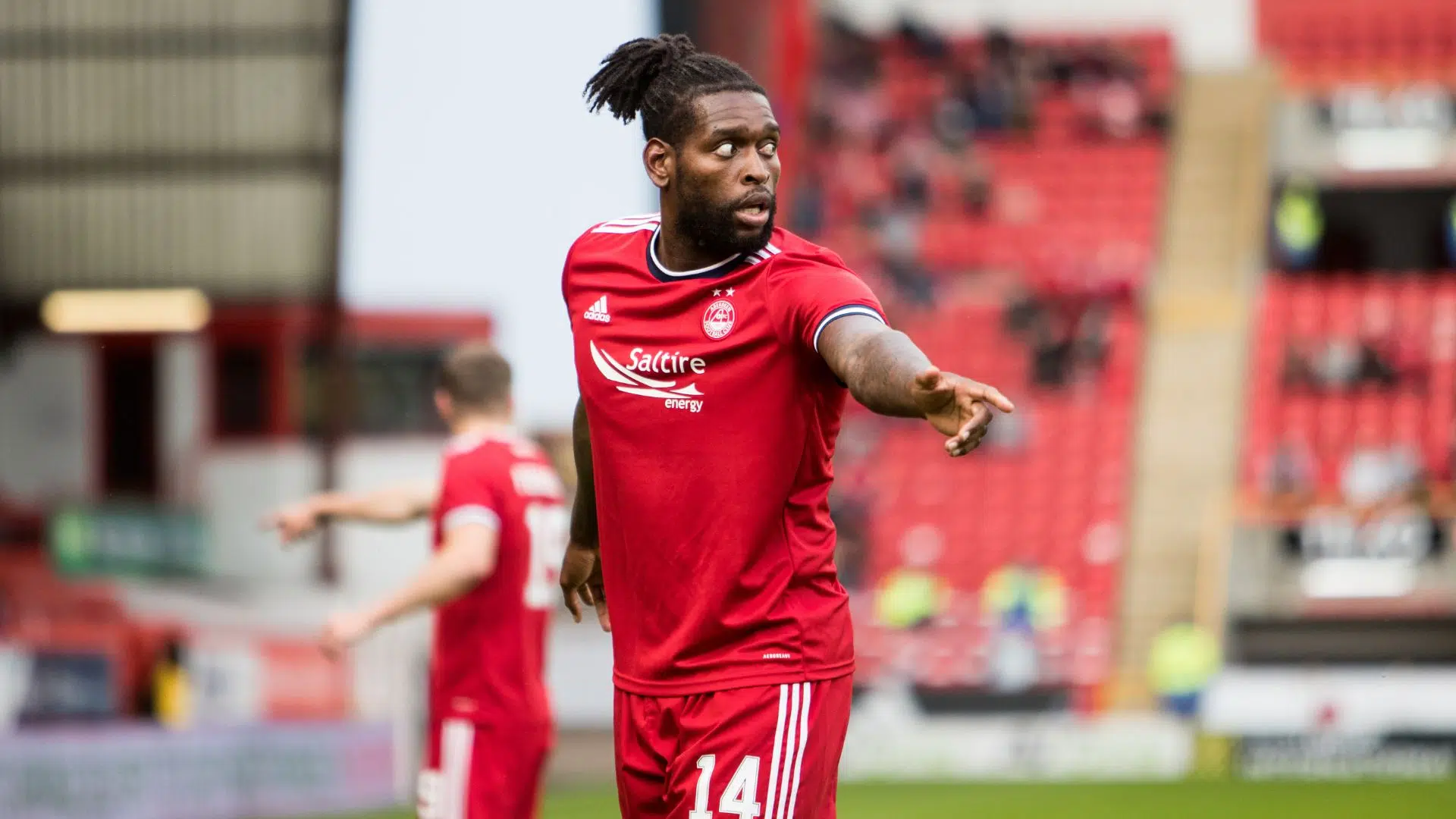 Jay Emmanuel-Thomas em ação pelo Aberdeen, da Escócia, em 2021 