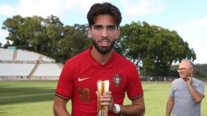Jesse Costa, segurando uma taça com a camisa de Portugal