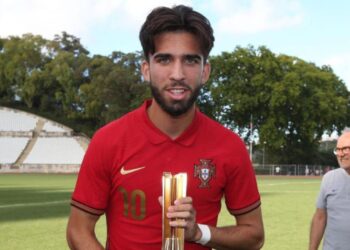 Jesse Costa, segurando uma taça com a camisa de Portugal