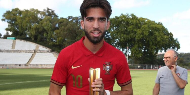 Jesse Costa, segurando uma taça com a camisa de Portugal
