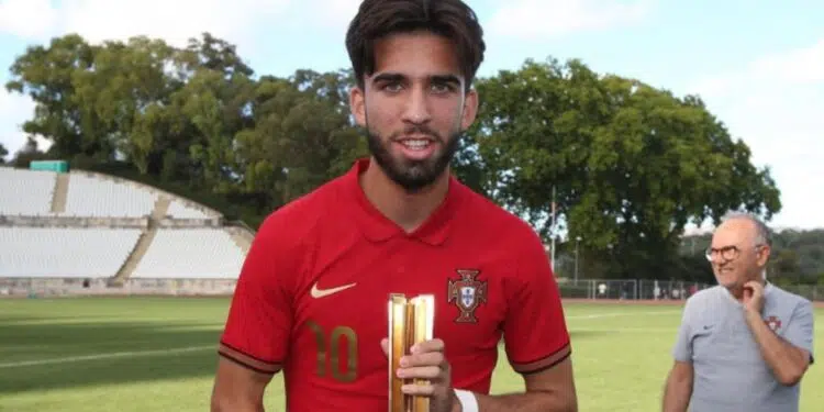 Jesse Costa, segurando uma taça com a camisa de Portugal