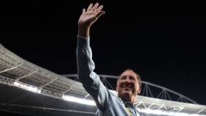 John Textor acenando para a torcida do Botafogo, em jogo contra o São Paulo na Libertadores