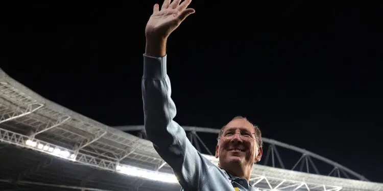 John Textor acenando para a torcida do Botafogo, em jogo contra o São Paulo na Libertadores