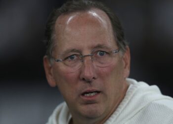 John Textor sofre 'chapéu' na compra de clube da Premier League