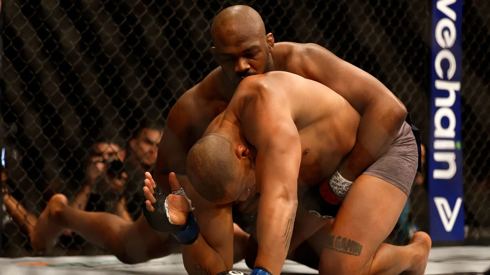 Jon Jones em luta diante de Cyril Gane, pelo UFC
