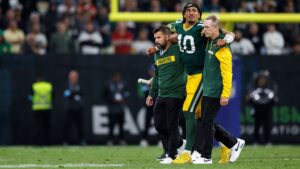Jordan Love saindo lesionado contra os Eagles, na Neo Química Arena