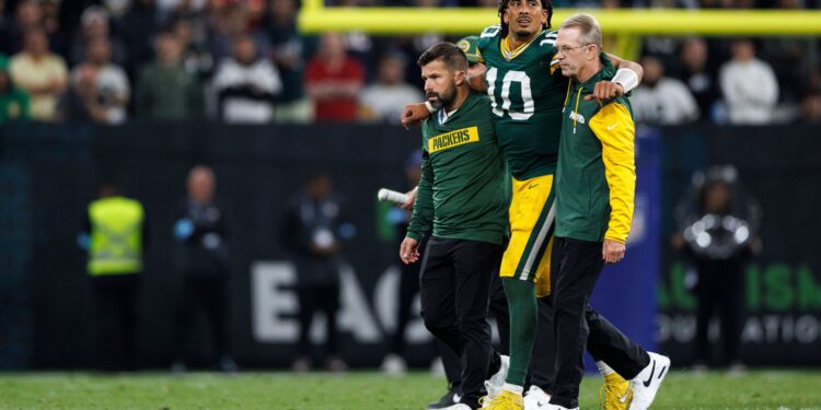 Jordan Love saindo lesionado contra os Eagles, na Neo Química Arena