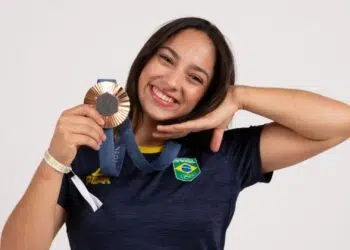 Julia Soares com a medalha de bronze em Paris