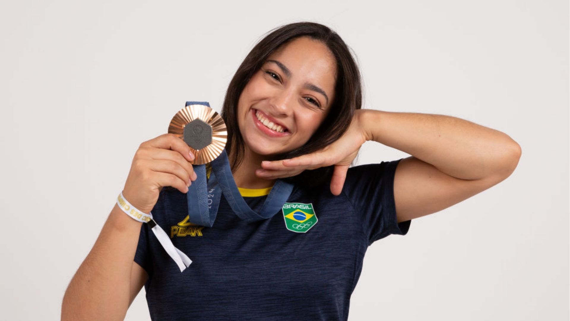 Julia Soares com a medalha de bronze em Paris
