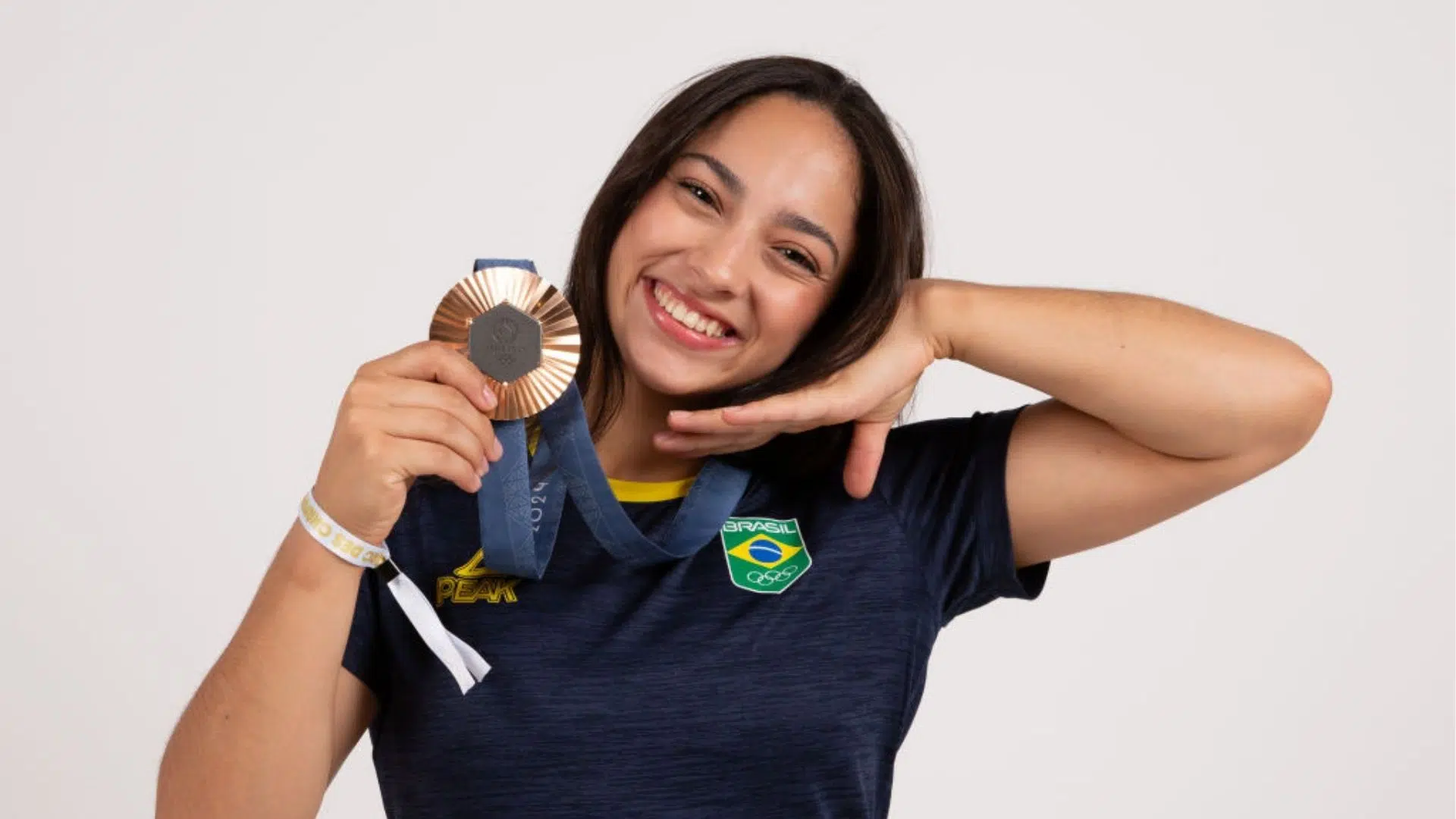 Julia Soares com a medalha de bronze em Paris