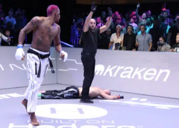 Gustavo 'Jones' venceu o norte-americano 'Sasha Palatnikov - Divulgação/Karate Combat