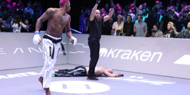 Gustavo 'Jones' venceu o norte-americano 'Sasha Palatnikov - Divulgação/Karate Combat