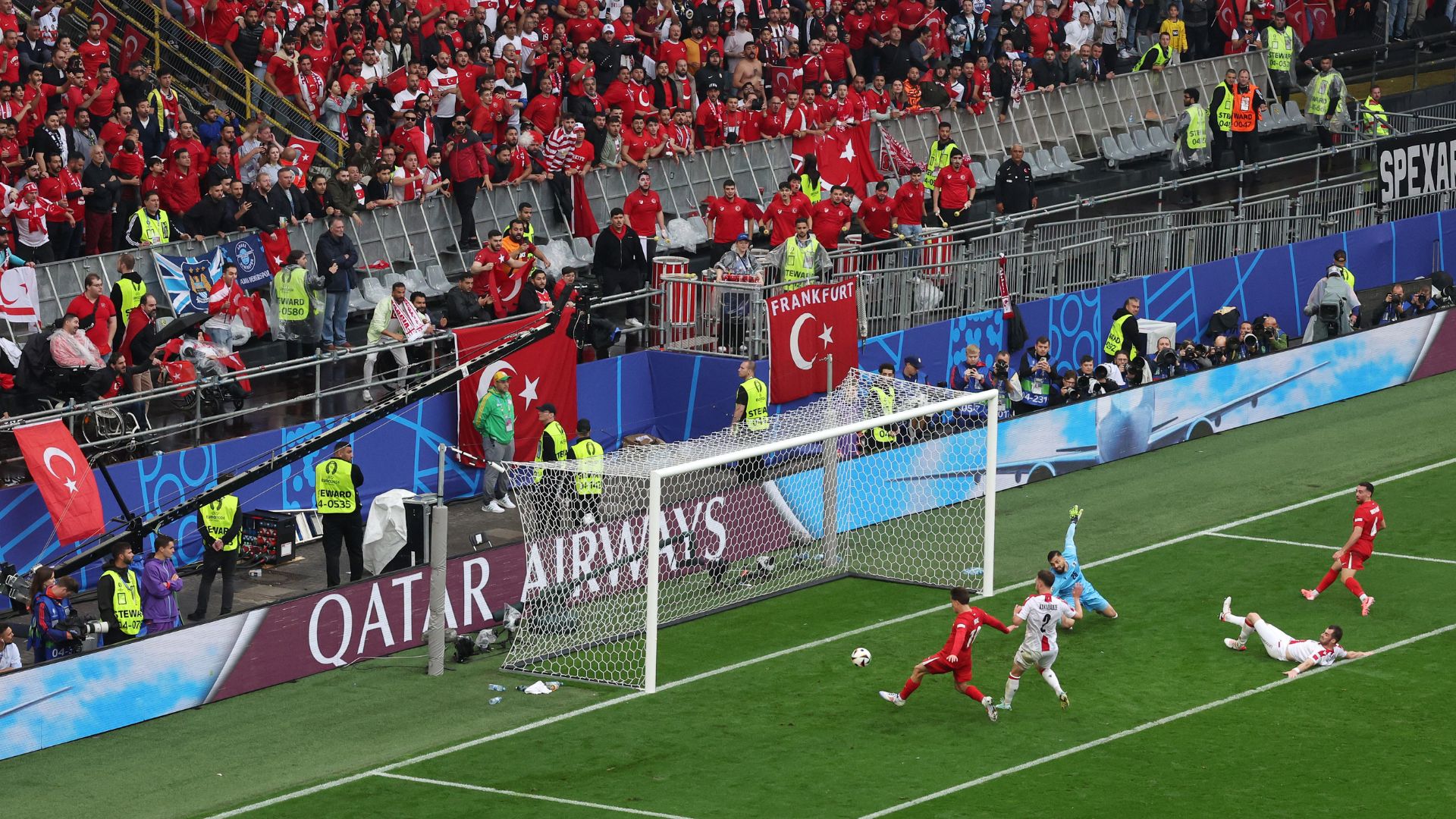 Kenan Yildiz, promessa da Juventus, marcando pela Turquia na Eurocopa