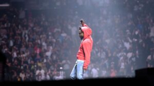 Kendrick Lamar em apresentação para grande público de pessoas