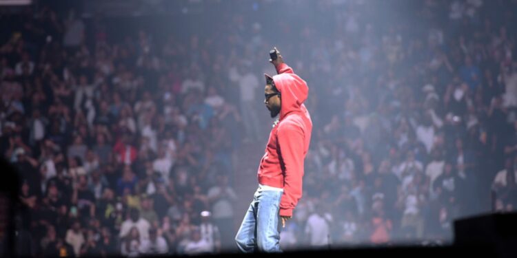 Kendrick Lamar em apresentação para grande público de pessoas