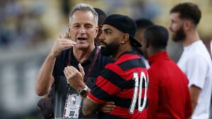 Rodolfo Landim conversando com Gabigol, em 2023