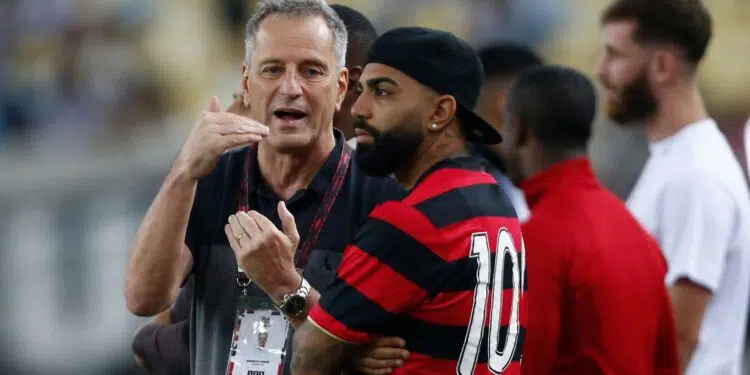 Rodolfo Landim conversando com Gabigol, em 2023