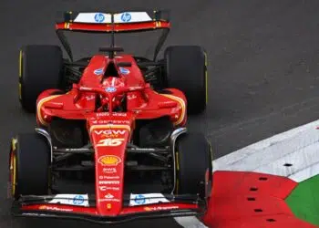 Charles Leclerc correndo em seu carro da Ferrari
