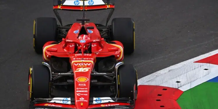 Charles Leclerc correndo em seu carro da Ferrari