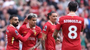Mohamed Salah, Luis Díaz e Darwin Núñez comemorando a vitória do Liverpool