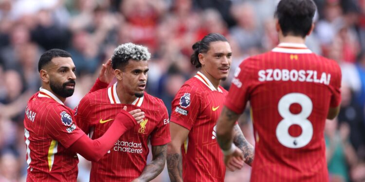 Mohamed Salah, Luis Díaz e Darwin Núñez comemorando a vitória do Liverpool