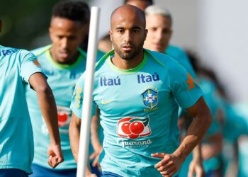 Lucas Moura em treino da Seleção Brasileira