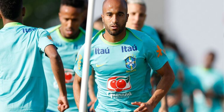 Lucas Moura em treino da Seleção Brasileira