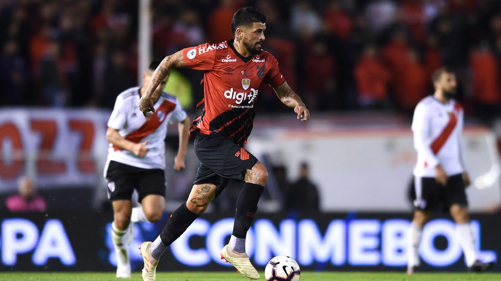 Lucho González em ação como jogador do Athletico