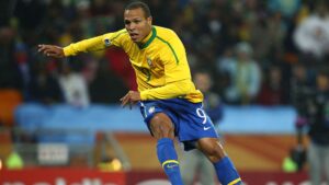 Luís Fabiano jogando pelo Brasil
