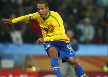 Luís Fabiano jogando pelo Brasil