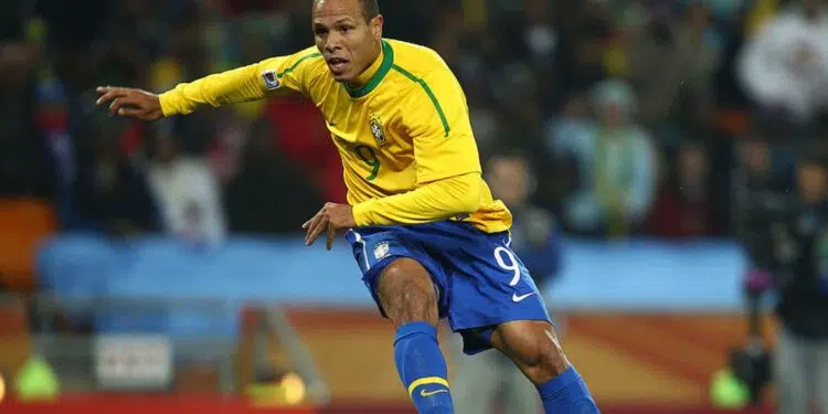 Luís Fabiano jogando pelo Brasil