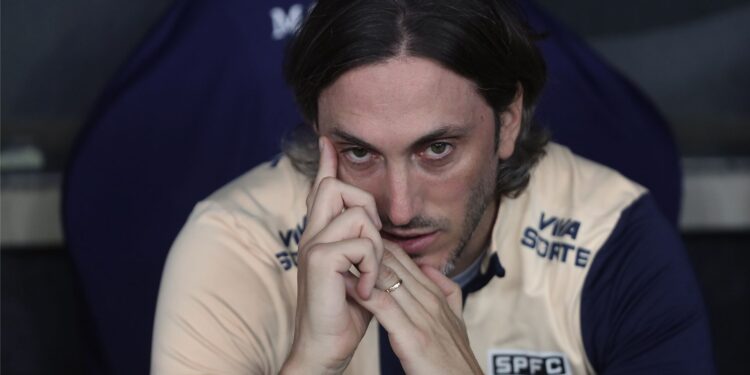 Luis Zubeldía, técnico do São Paulo, com semblante preocupado durante disputa