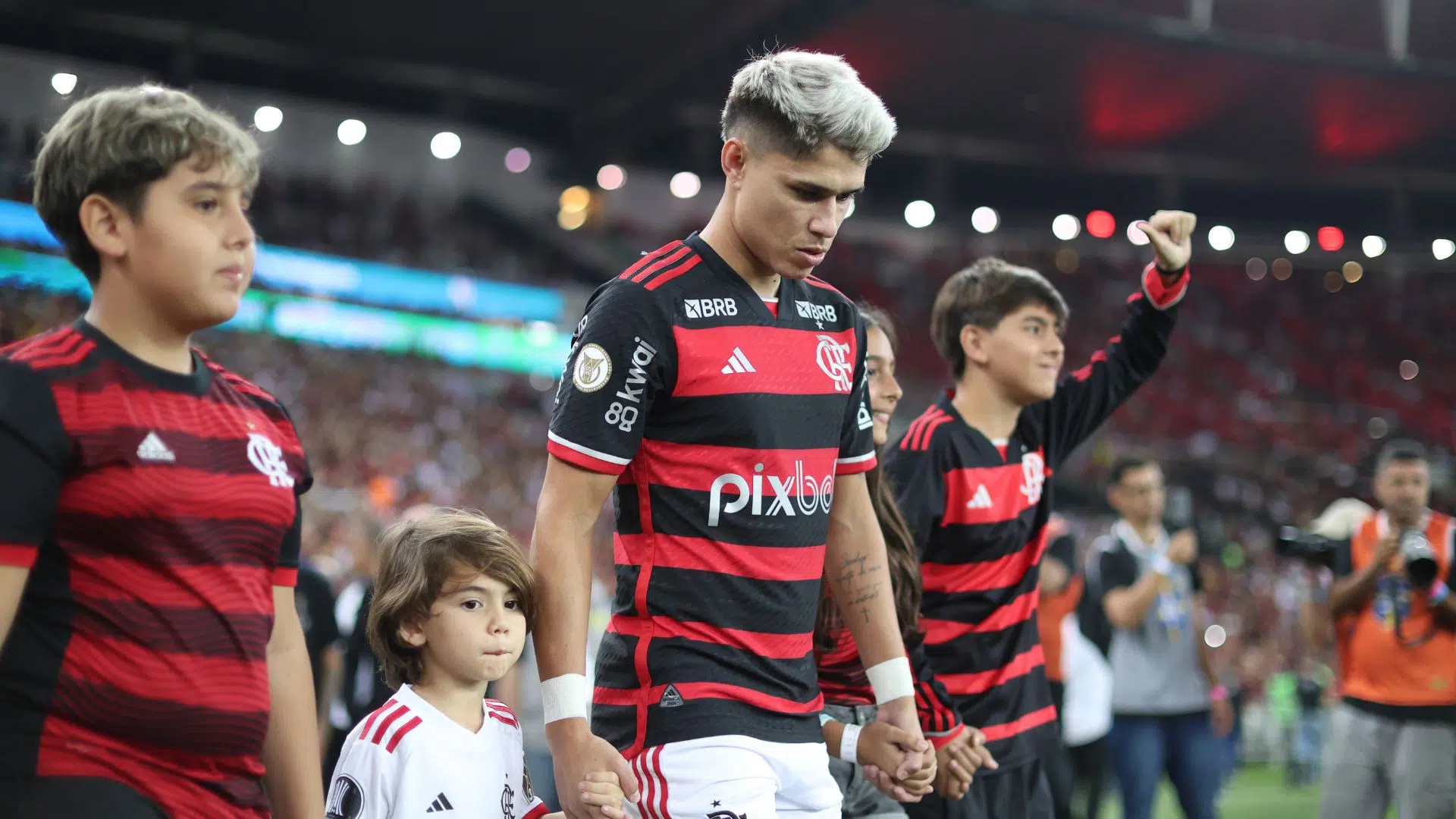 Luiz Araújo entrando em campo para o clássico contra o Vasco