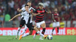 Lance em que Luiz Araújo se lesionou, em disputa com Lucas Piton