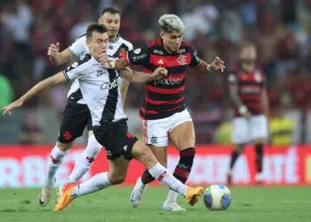 Lance em que Luiz Araújo se lesionou, em disputa com Lucas Piton