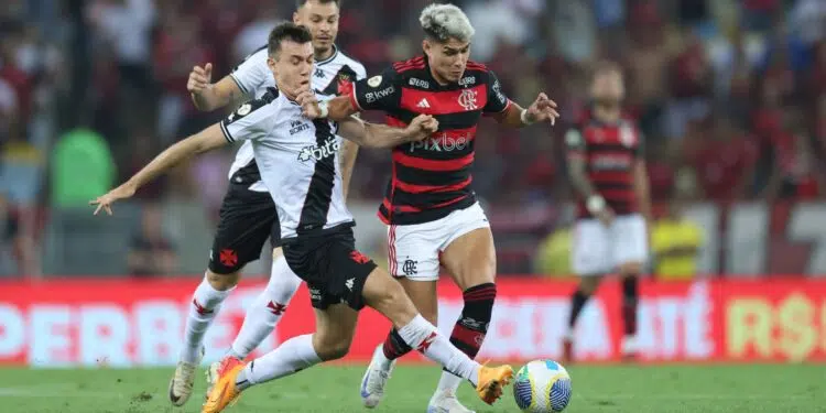 Lance em que Luiz Araújo se lesionou, em disputa com Lucas Piton