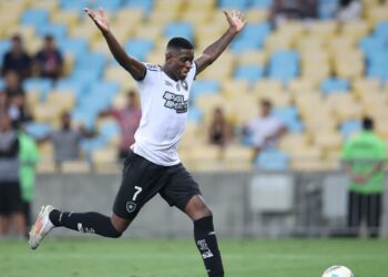 Luiz Henrique marcando gol decisivo contra o Fluminense, no Maracanã