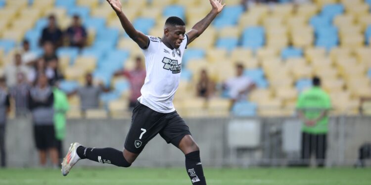 Luiz Henrique marcando gol decisivo contra o Fluminense, no Maracanã