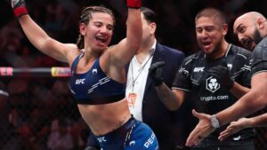 Lutadora do UFC comemora com rebolado