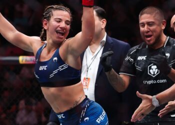 Lutadora do UFC comemora com rebolado