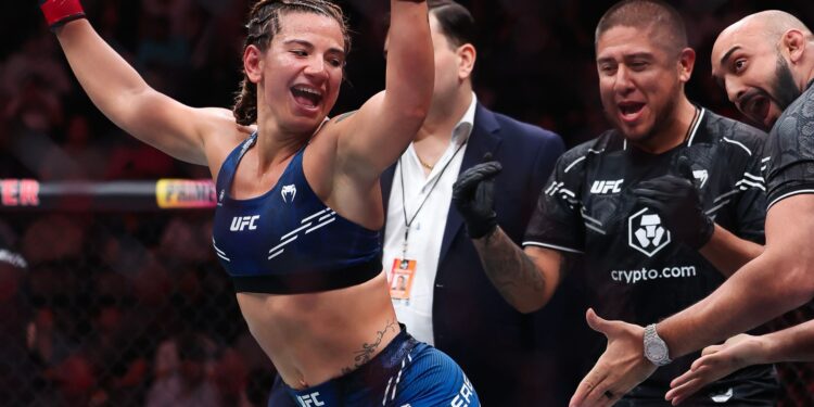 Lutadora do UFC comemora com rebolado
