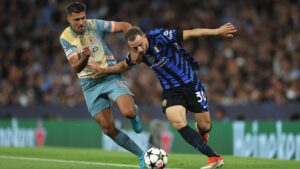 Disputa de bola entre Rodri e Carlos Augusto
