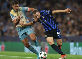 Disputa de bola entre Rodri e Carlos Augusto