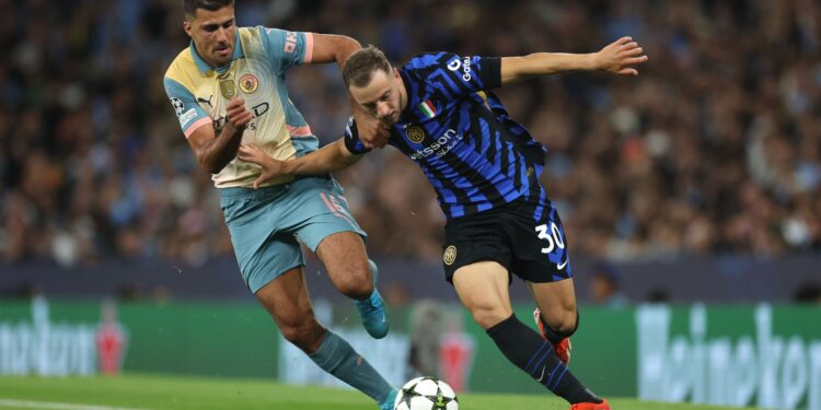 Disputa de bola entre Rodri e Carlos Augusto