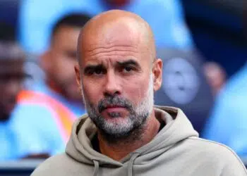 Guardiola é o atual treinador do Manchester City e com semblante de preocupação em partida
