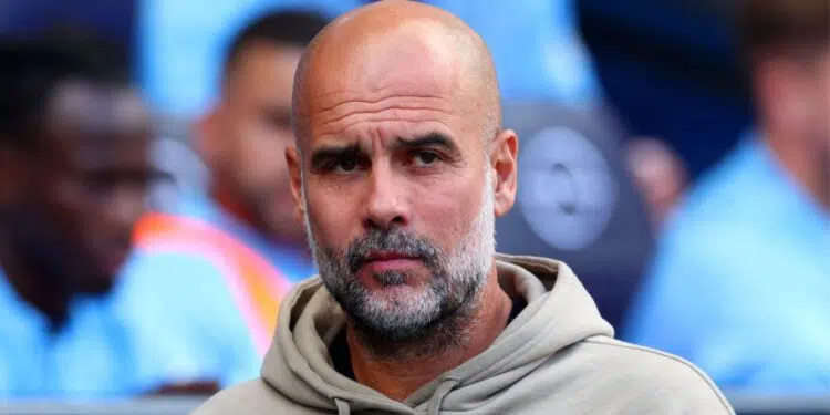 Guardiola é o atual treinador do Manchester City e com semblante de preocupação em partida