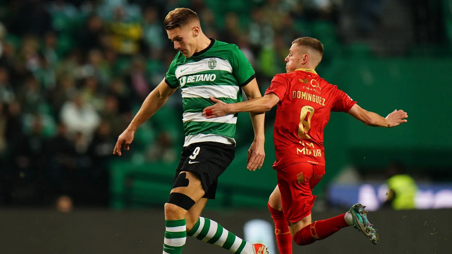 Maxime Dominguez na marcação de Viktor Gyokeres (Crédito: Getty Images)