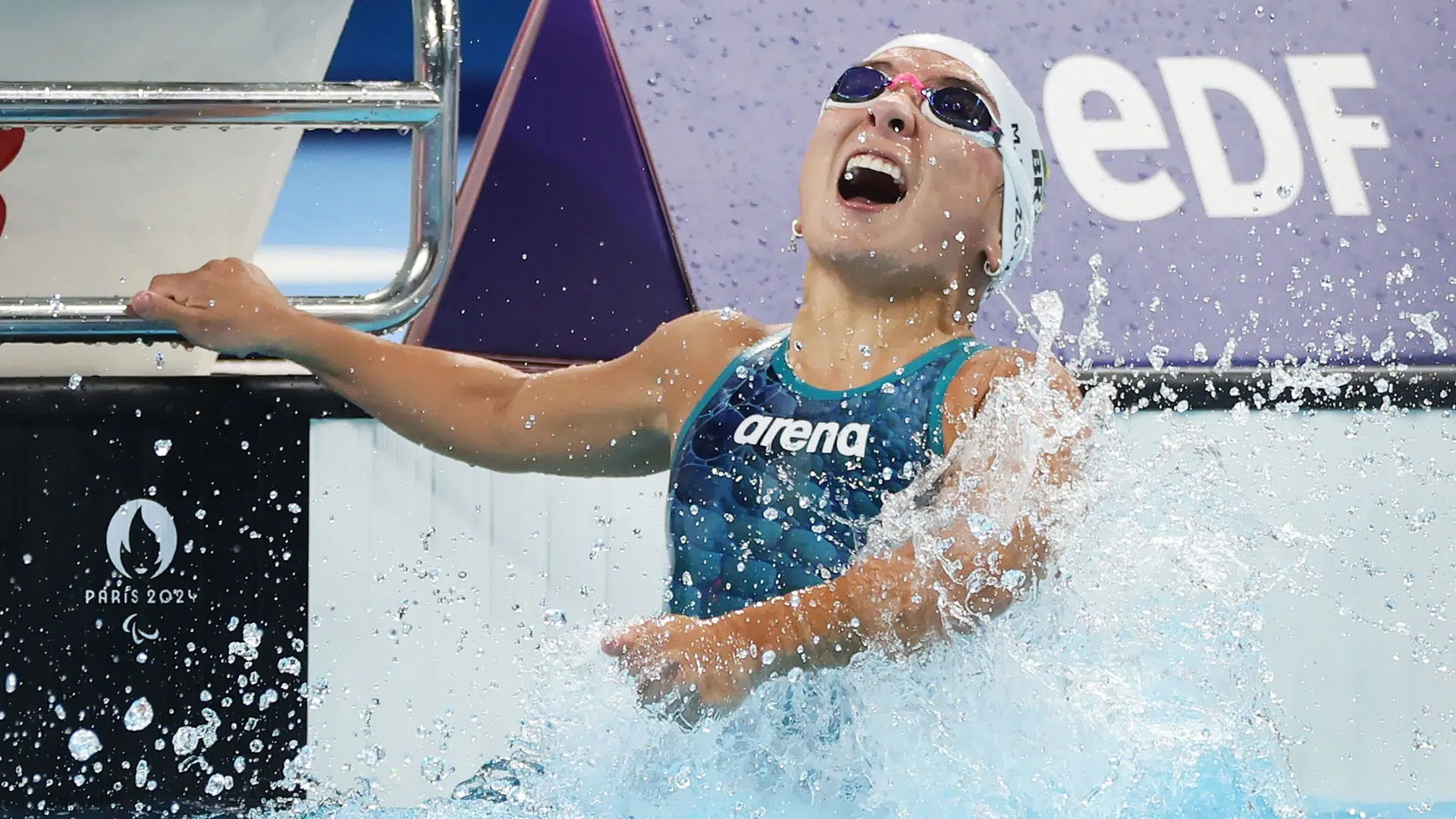 Mayara Petzold comemorando medalha