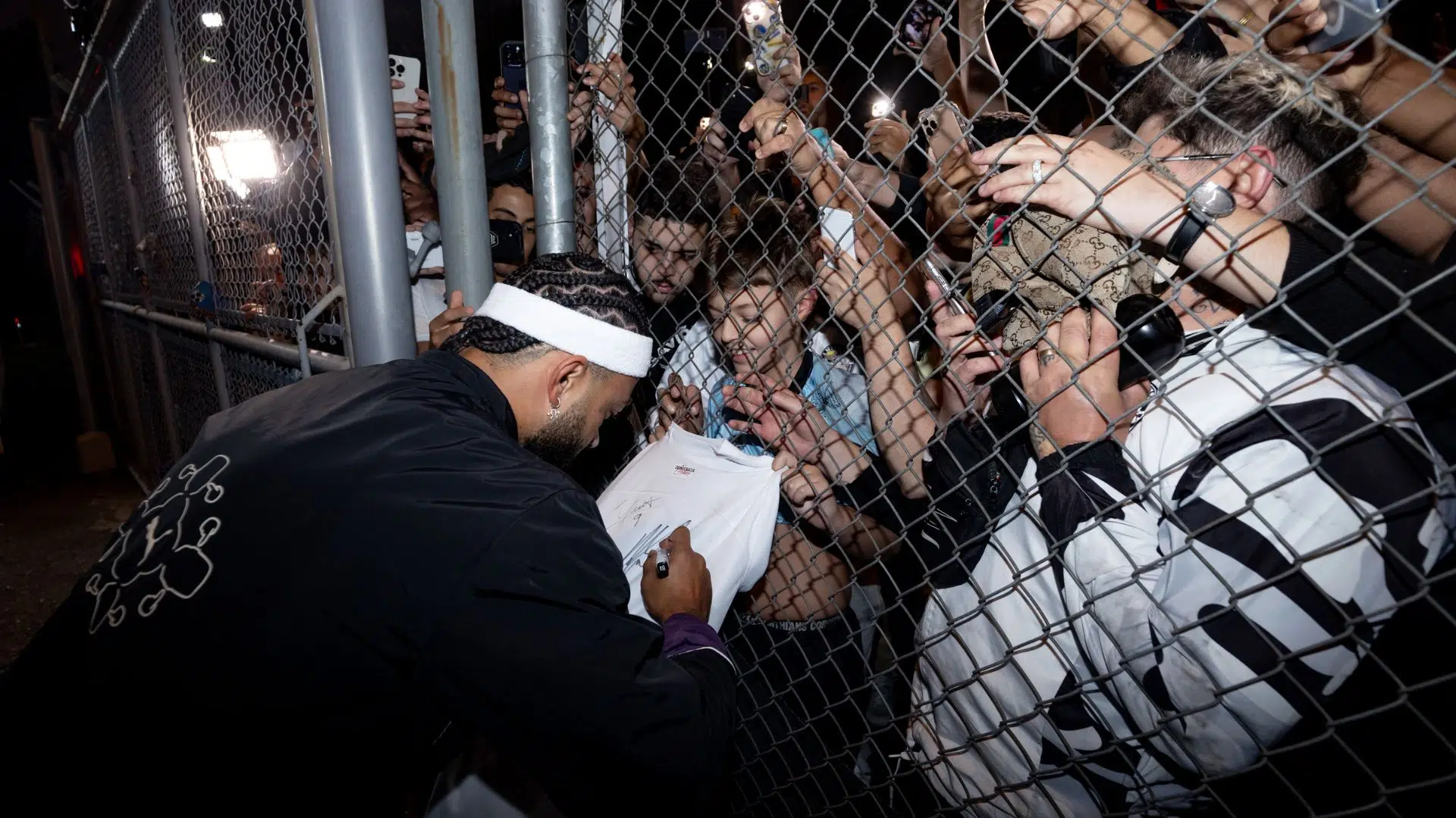 Memphis assinando autógrafos a torcedores
