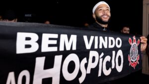 Memphis chega ao Brasil driblando torcedores
